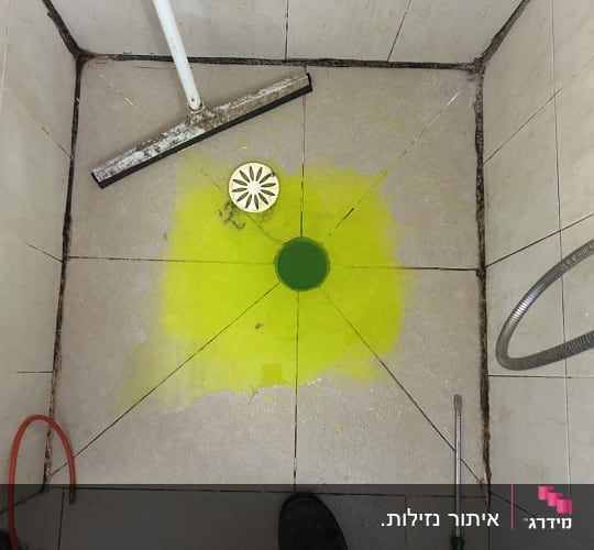 רצפה עם ניקוז וכלים לתיקון נזילות
